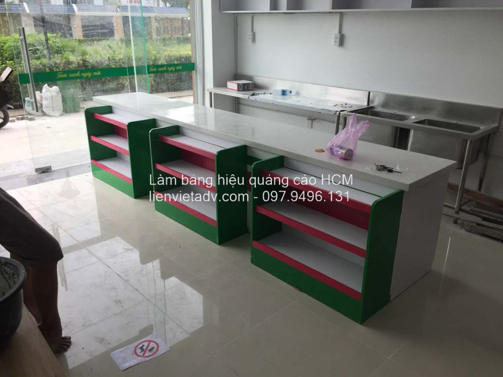 lắp đặt quầy kệ gỗ MFC chống ẩm cho siêu thị mini